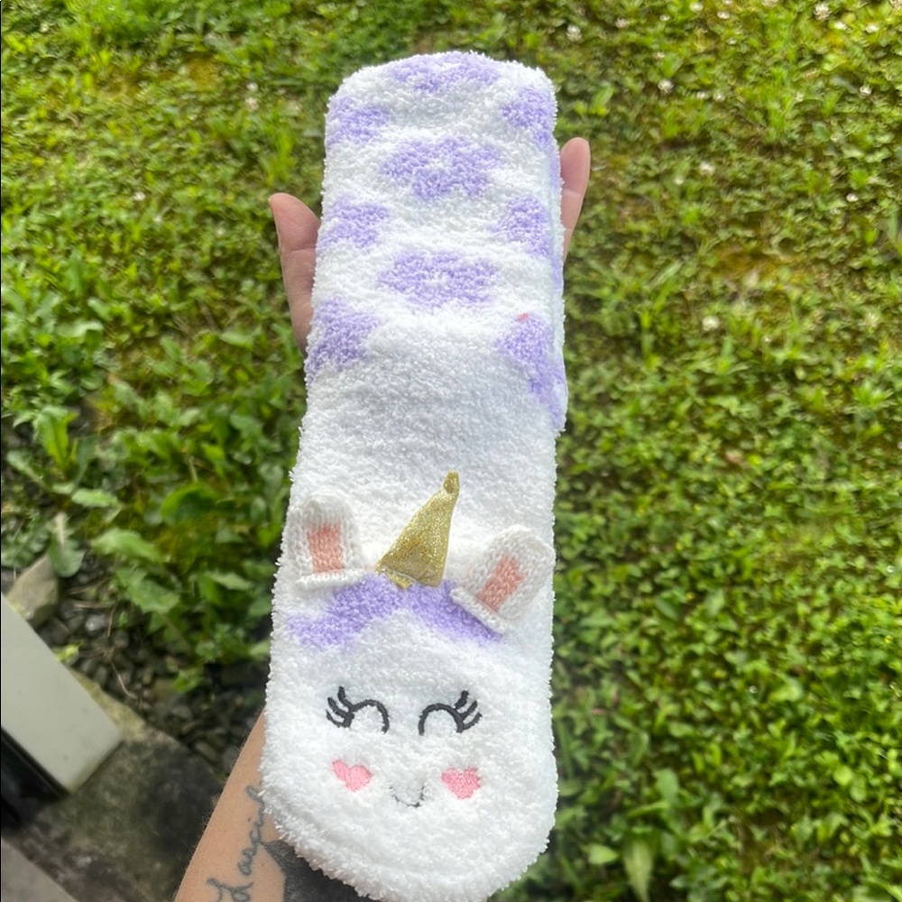 Ale-Hop White Fuzzy Socks with Heart Design - Picture 4 of 8